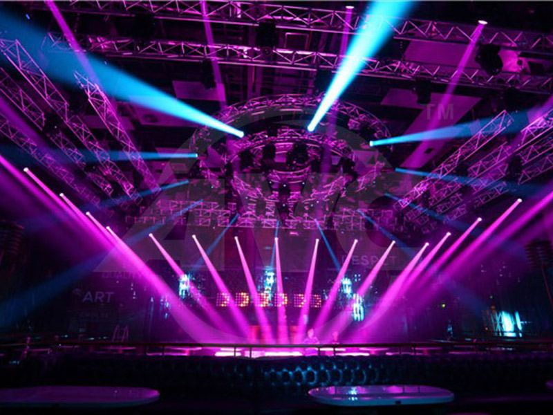 La gamme de produits de l'entreprise comprend des luminaires de tête en mouvement LED